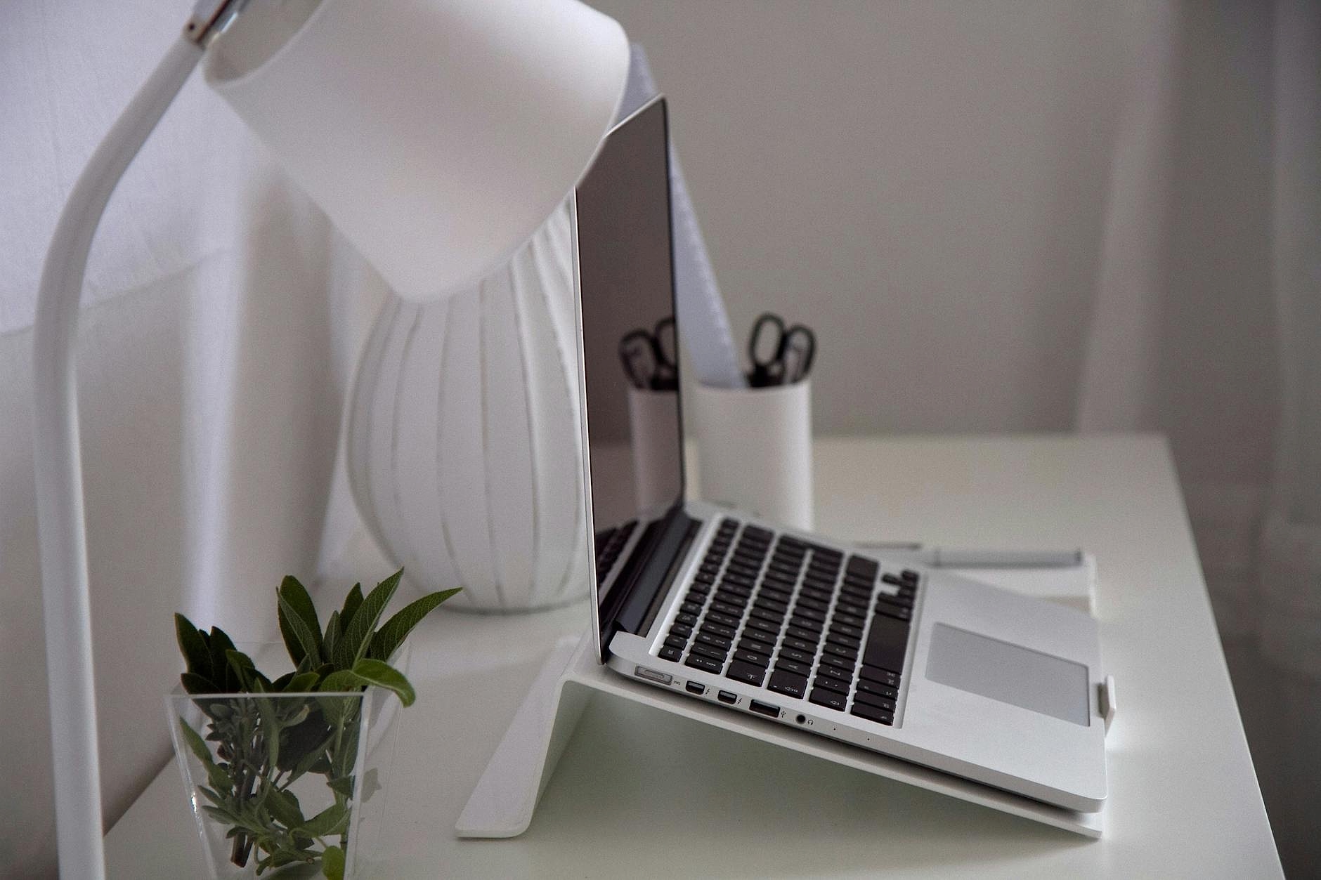 laptop-organization-desk-invoice
